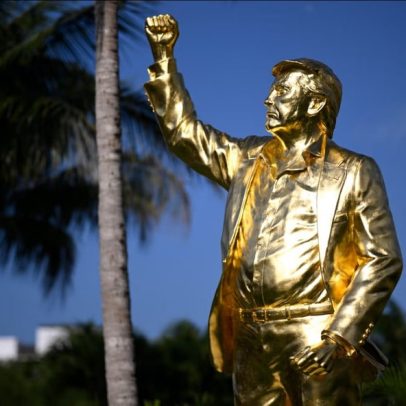 Estátua dourada de Trump em resort de golfe é comparada a bezerro de ouro
