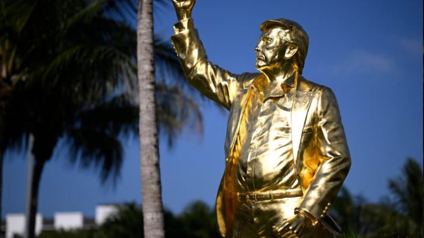 Estátua dourada de Donald Trump — Foto: Reprodução redes sociais