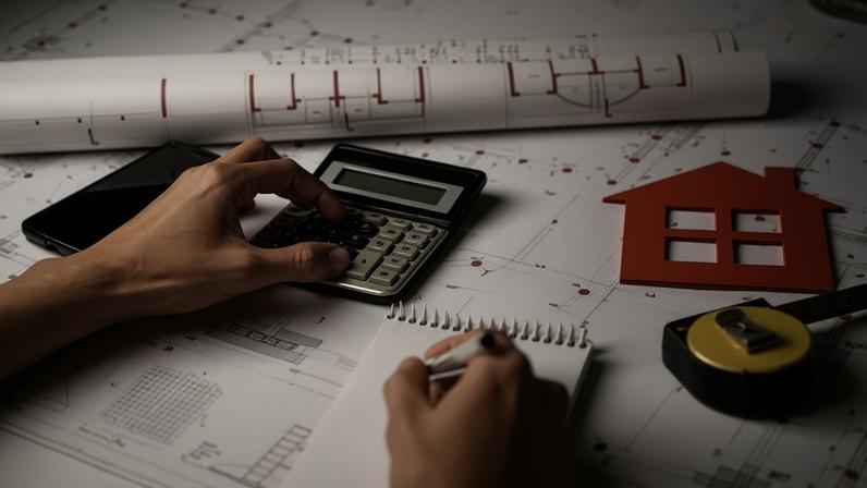 Compra de imóvel na planta costuma envolver pagamento durante as obras, correção pelo INCC e financiamento bancário após a entrega das chaves