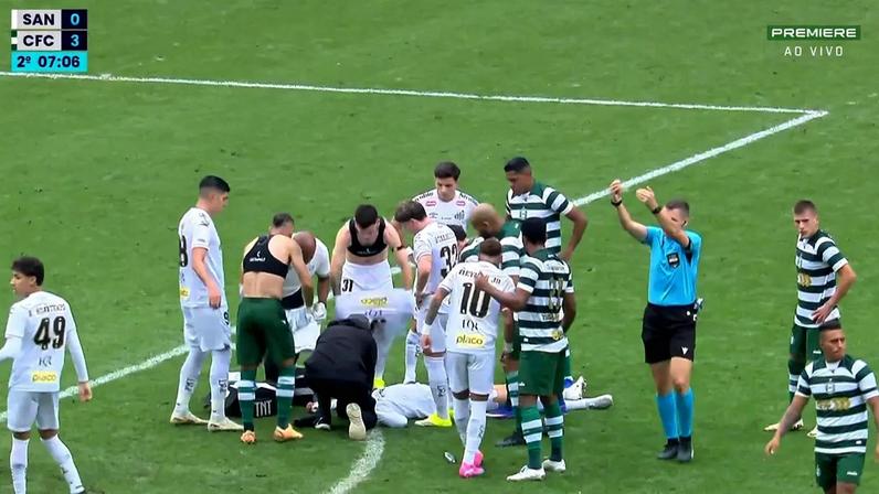 Luan Peres fica caído após bolada