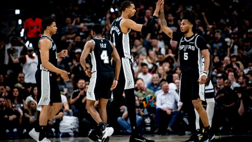Spurs vencem com show de Victor Wembanyama e ficam perto da final — Foto: Divulgação
