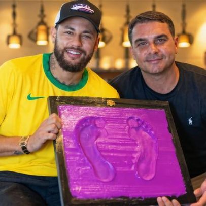 Eduardo e Flávio Bolsonaro celebram Neymar na Copa em evento da direita