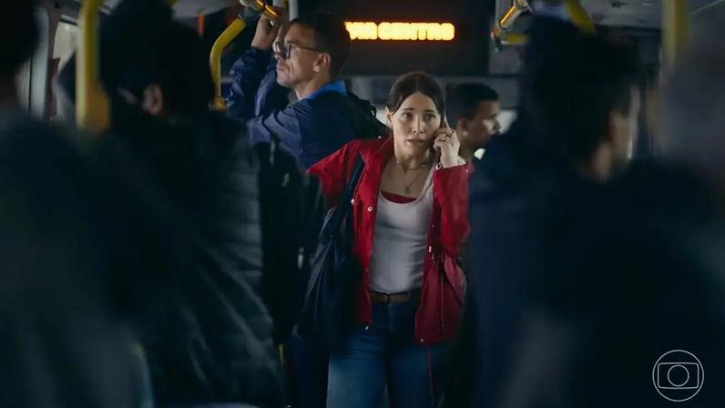 Quem Ama Cuida: Adriana aparece dentro de um ônibus