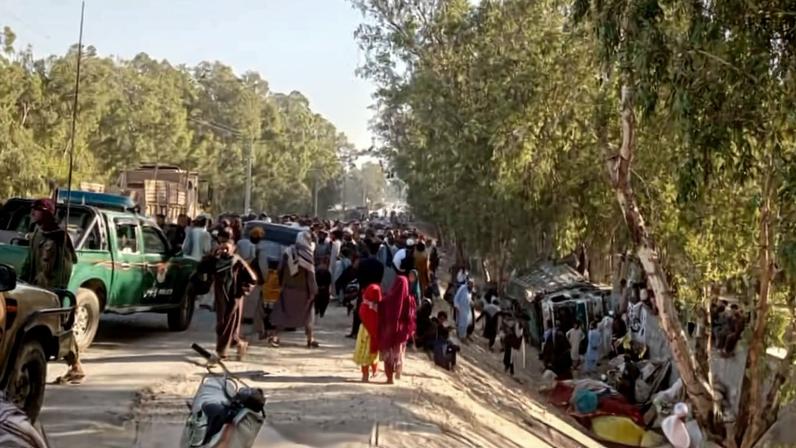 Ônibus com refugiados que retornavam ao Afeganistão capota e 22 morrem
