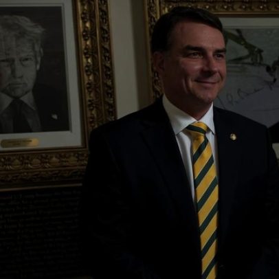Eduardo Bolsonaro compartilha foto de Flávio ao lado de retrato de Trump