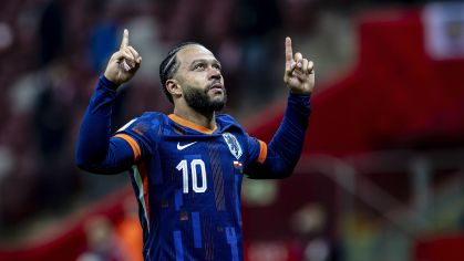 Memphis comemora gol pela Holanda em jogo contra a Polônia