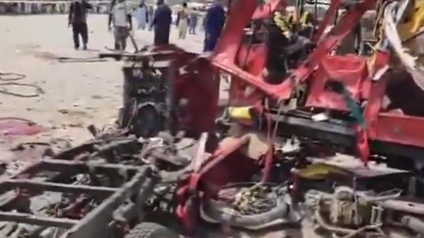 imagem colorida ataque homem-bomba triciclo paquistão