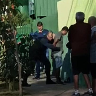Homem com faca domina e arrasta crianças na porta de escola, vídeo