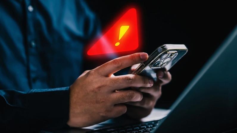 Homem consulta celular que emite red flag