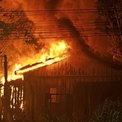 Homem é preso após agredir mãe e padrasto e incendiar residência
