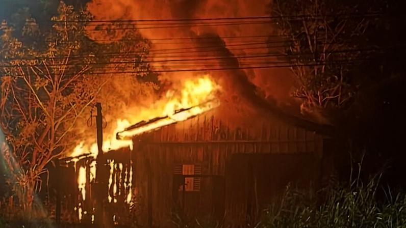 Homem é preso após agredir mãe e padrasto e incendiar residência