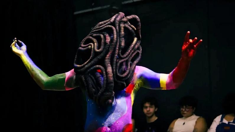 O site da UFRN fez propaganda da apresentação de "Papangu", em que um homem nu faz uma dança em evento com estudantes. (Foto: Diogo Rocha / Divulgação)