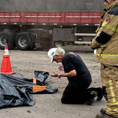 Homem ora ao lado de motociclista morto após acidente no RS
