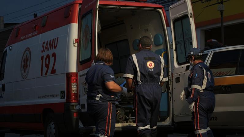 Imagem colorida de viatura de Samu que atendeu homem preso após atendimento
