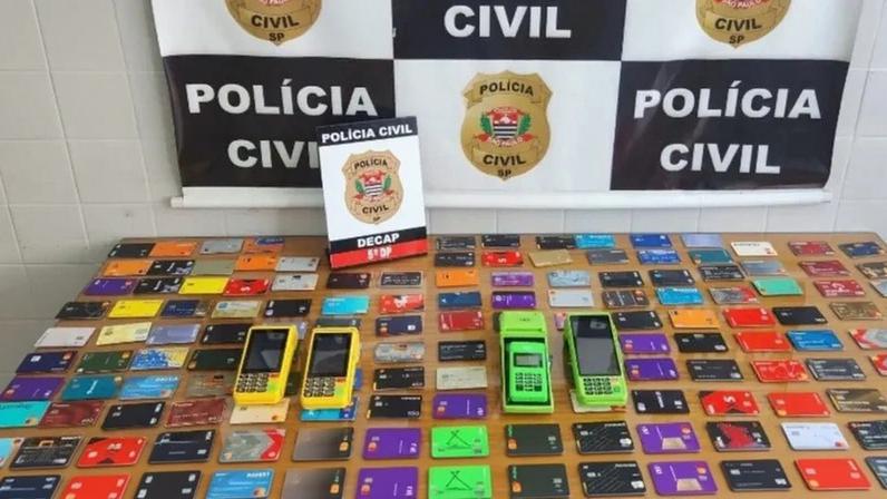 'Golpe da maquininha': polícia prende homem com 251 cartões em SP