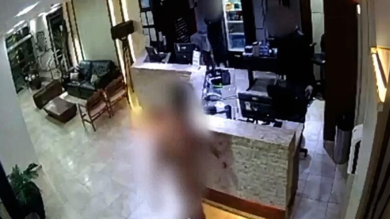 Foto colorida e borrada de hóspede nu agredindo funcionários - Metrópoles