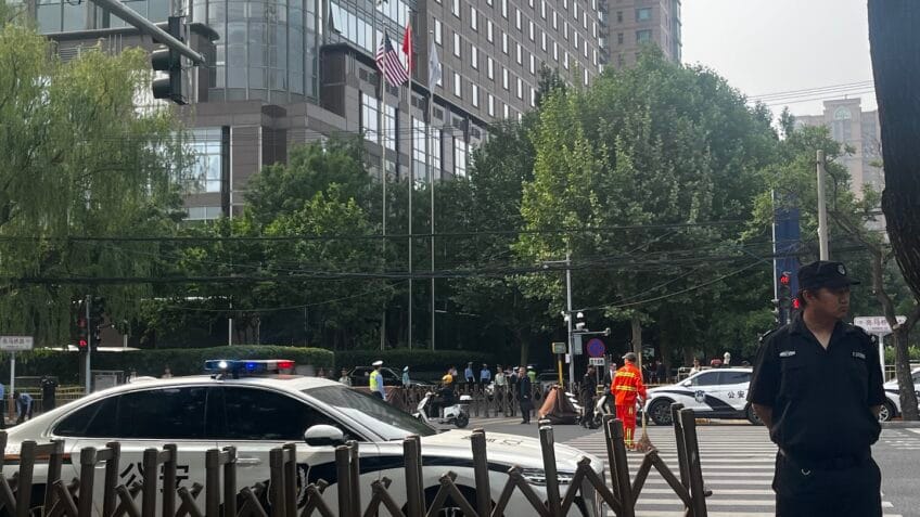 Na imagem, o mais próximo que se pode chegar do hotel onde Trump está hospedado em Pequim