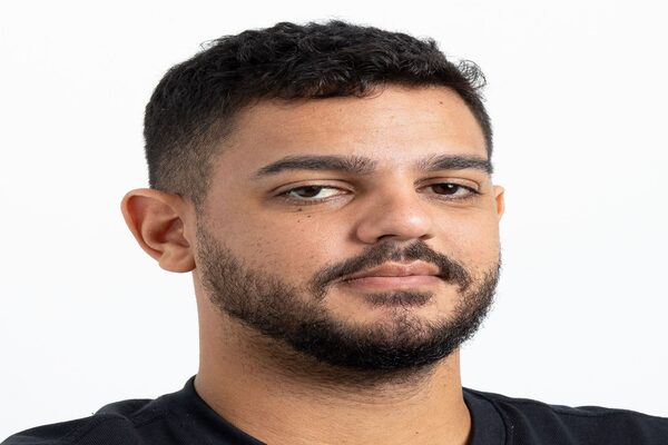 Neymar deixa o gramado após indicação errada do quarto árbitro Bruno Motta Correa.