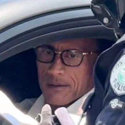 The Rock é multado por dirigir com vidro escuro