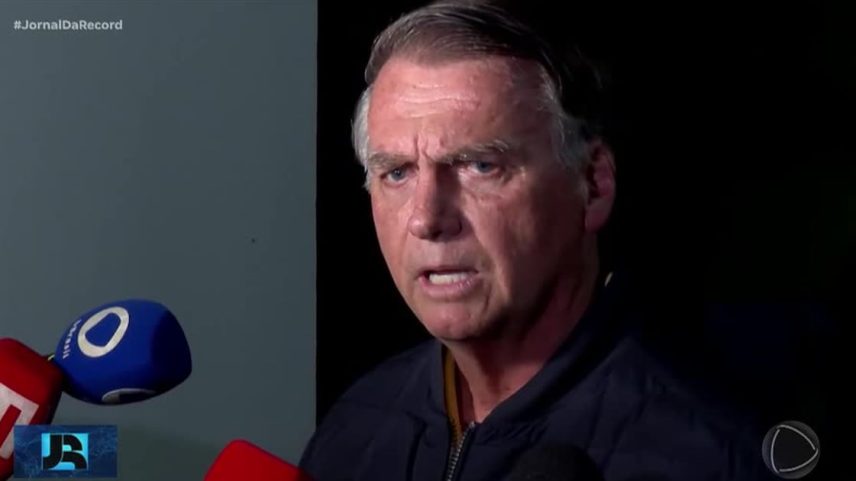 Bolsonaro passa por cirurgia no ombro e segue internado em Brasília