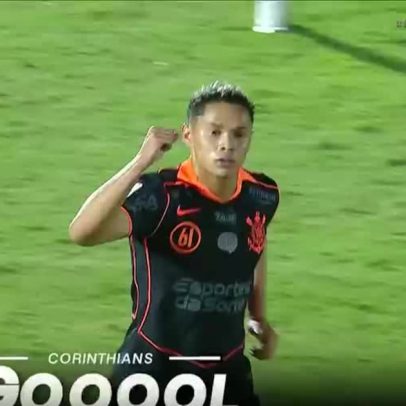 Dieguinho acerta chute de longe, bola desvia e engana Walter