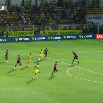 Mirassol avança com passe de tiro de meta; Alesson chuta e Hugo defende