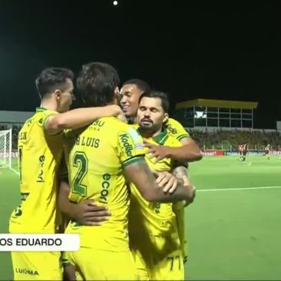 Carlos Eduardo converte pênalti após falta de Matheus Bidu