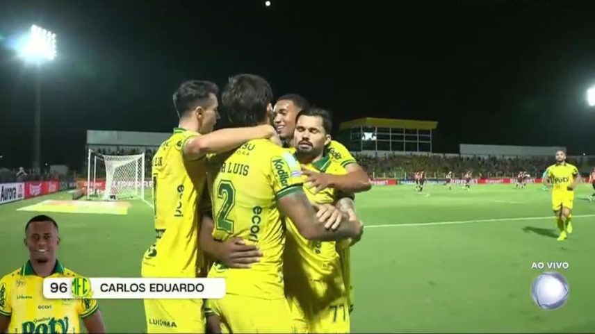 Carlos Eduardo converte pênalti após falta de Matheus Bidu