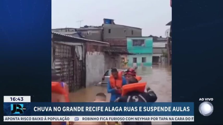 Chuva na região metropolitana de Recife (PE) alaga ruas e suspende aulas