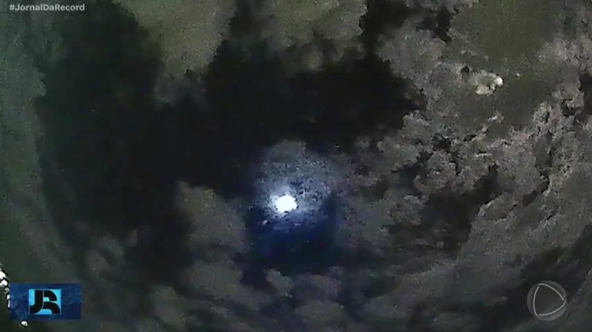 Meteoro ilumina céu da região metropolitana de Porto Alegre (RS)