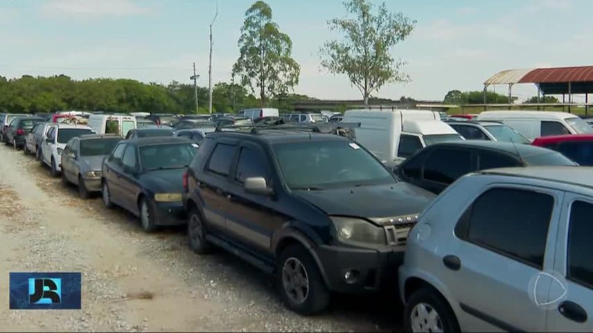 Mais de 140 mil veículos nos pátios do Detran em SP serão levados a leilão