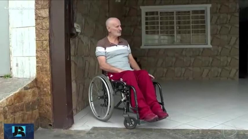 Idoso cadeirante é agredido por homem depois de bater o carro na casa do agressor