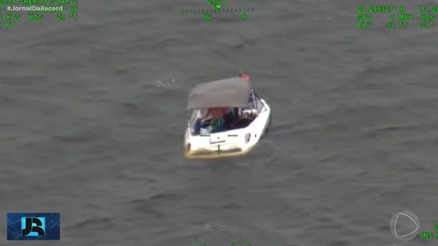 Pai e filho resgatam seis pessoas após barco afundar durante tempestade na Flórida, nos EUA