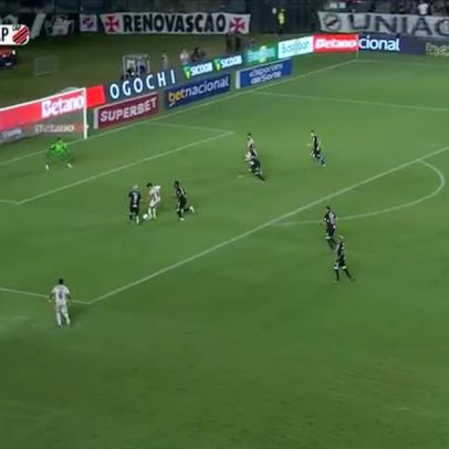 Léo Jardim faz defesa grande e salva o Vasco em jogada de João Cruz