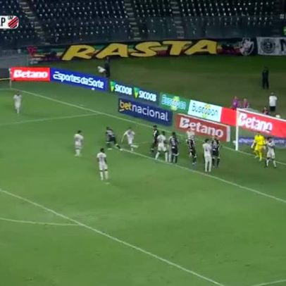 Carlos Cuesta acerta a trave com cabeçada em jogo do Athletico-PR