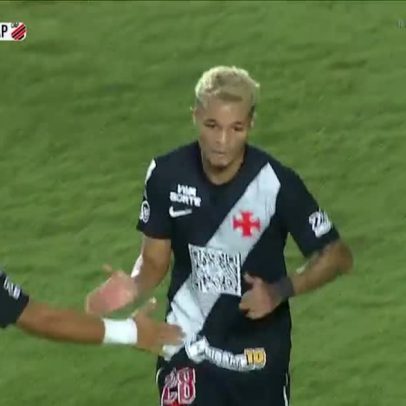 Spinelli pede pênalti, Claus ignora e Adson chuta para defesa do Santos
