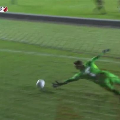 João Cruz rouba a bola e Luiz Gustavo chuta raspando a trave do Vasco