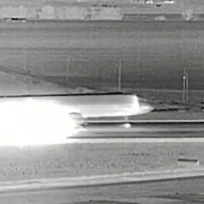 Novas imagens mostram homem sendo atropelado por avião no aeroporto de Denver
