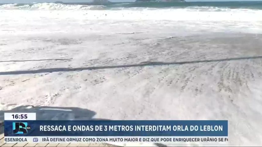 Ressaca com ondas de até 3 metros invade orla da praia do Leblon e interdita avenida no Rio