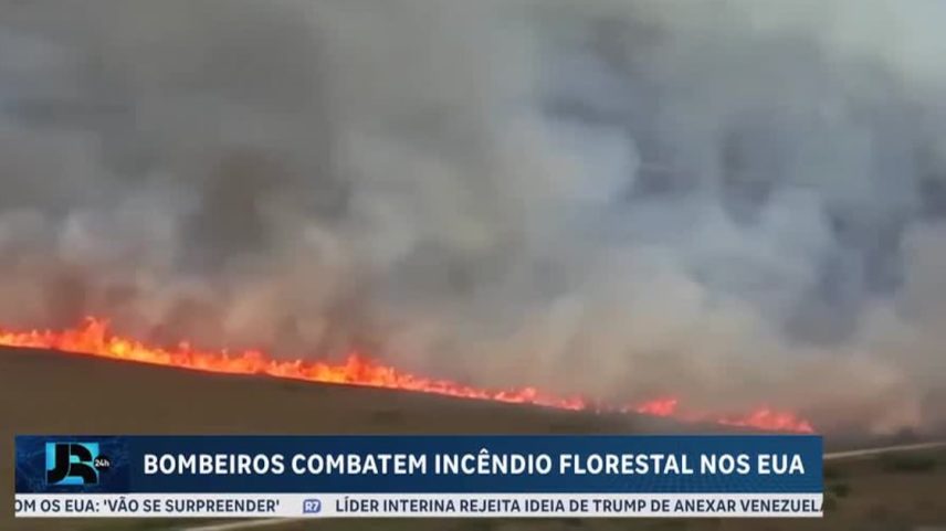 Bombeiros combatendo incêndio na Flórida