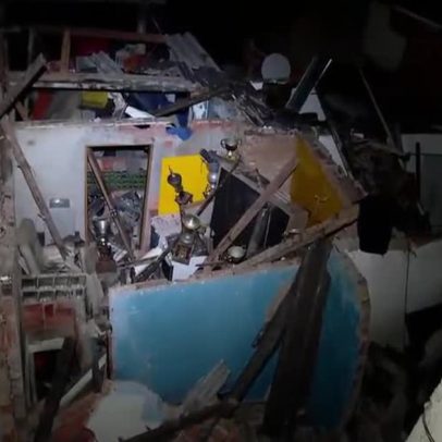 Bombeiros continuam buscas por vítimas após explosão de gás na zona oeste de SP