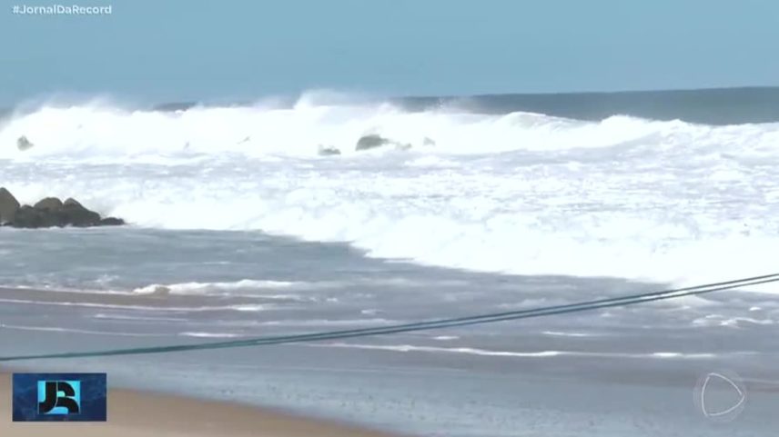Forte ressaca atinge o RJ e interdita trecho da orla da praia do Leblon