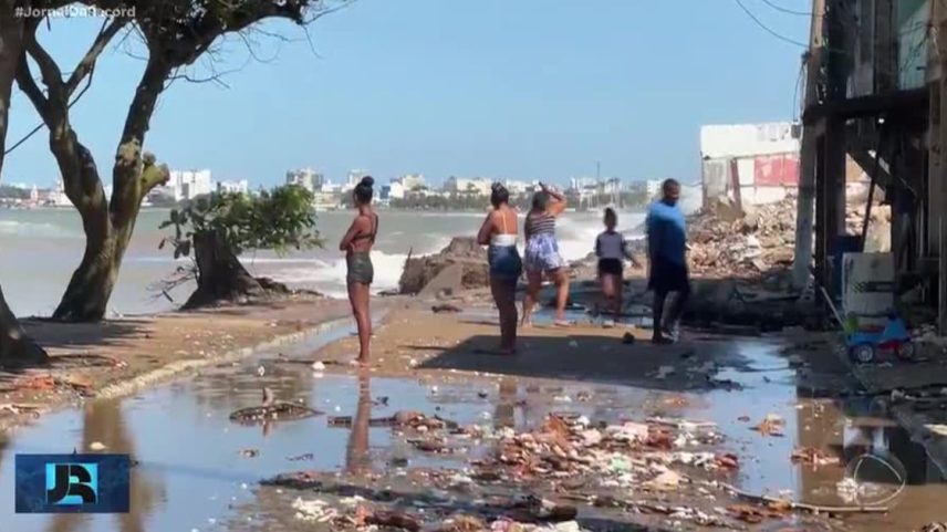 RJ: ressaca provoca transtornos e ondas de até três metros na capital fluminense e no litoral norte