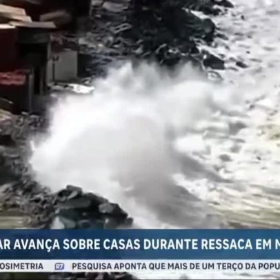 Ondas de até 3 metros invadem casas em Macaé