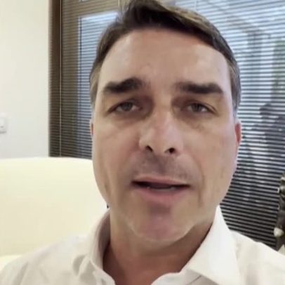 Flávio Bolsonaro comenta áudio em que pede recursos para filme sobre Bolsonaro