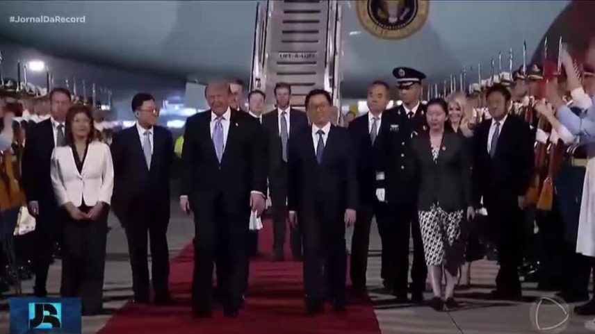 Trump chega à China com comitiva de empresários e mira acordos estratégicos