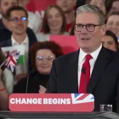 Keir Starmer enfrenta crise política e pressão por renúncia no Reino Unido