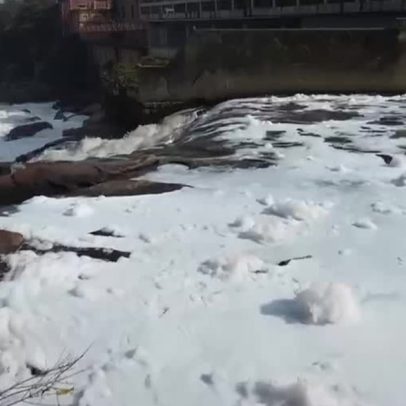 Rio Tietê amanhece em Salto coberto por espuma branca