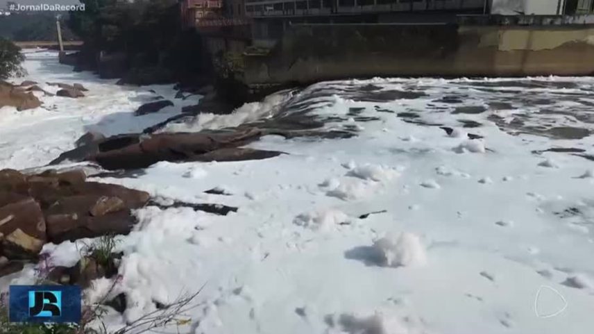 Rio Tietê amanhece coberto por espuma branca na cidade de Salto, no interior de SP