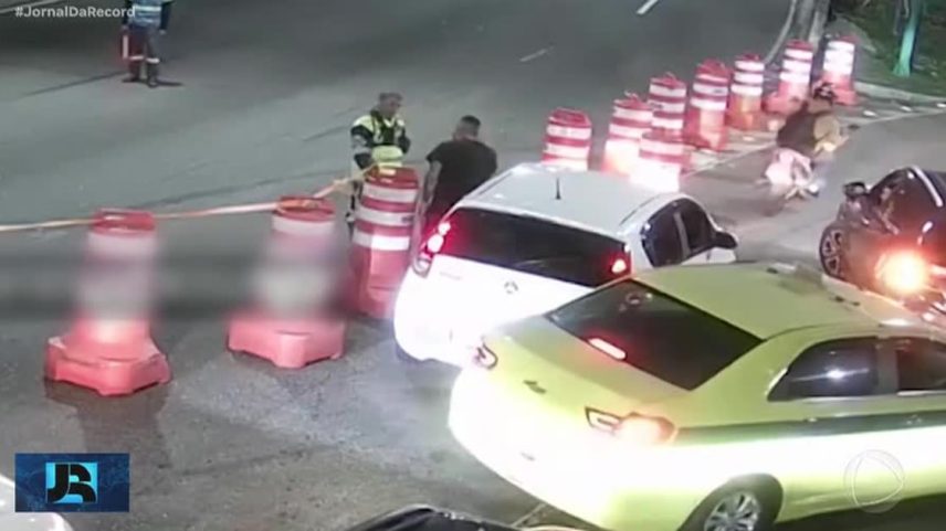 Motorista agride agente de trânsito após furar bloqueio em avenida movimentada do RJ